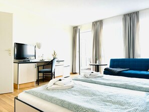 1 habitación, escritorio, tabla de planchar con plancha y cuna de viaje 