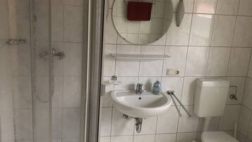 Douche, sĂšche-cheveux, serviettes fournies, savon