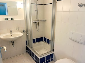 Dusj, hårføner, håndklær og såpe