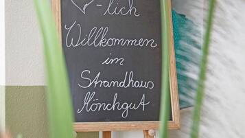 Eine Kreidetafel mit einer Willkommensbotschaft auf Deutsch.