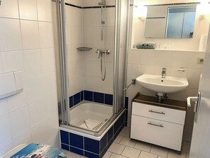 Dusche, Haartrockner, Handtücher, Seife