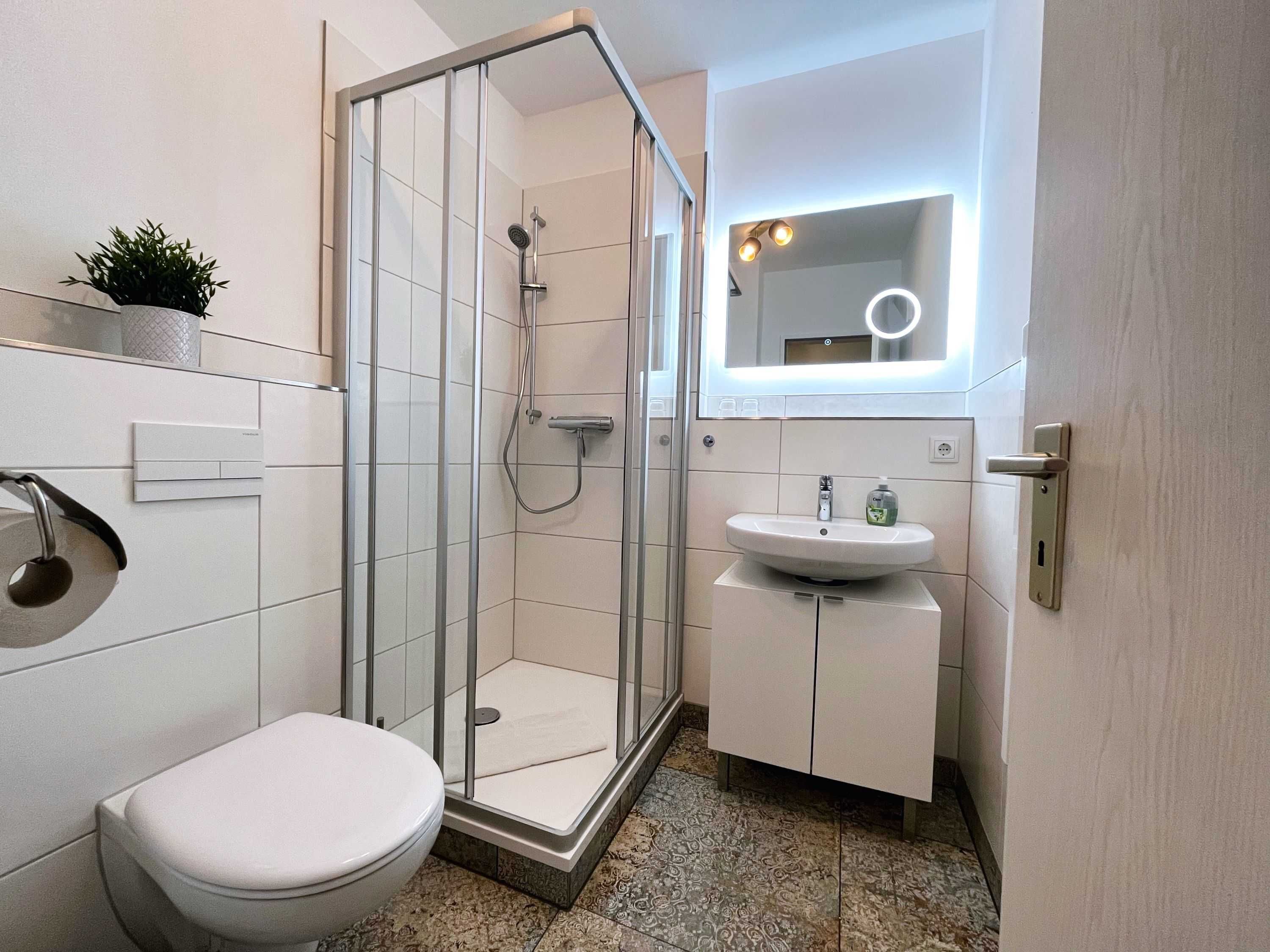 Dusche, Haartrockner, Handtücher, Seife