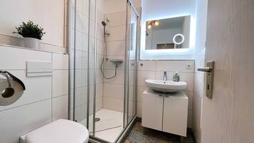 Dusche, Haartrockner, Handtücher, Seife