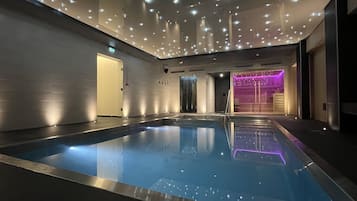 Piscina interna, espreguiçadeiras