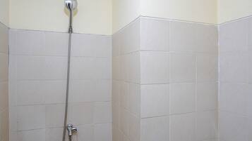Apartamento, no fumadores, cocina básica | Baño | Ducha, artículos de higiene personal gratuitos y toallas