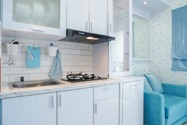 ตู้เย็น, เตาประกอบอาหาร, เครื่องล้างจาน, กาต้มน้ำไฟฟ้า