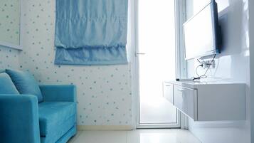 Apartment, Non Smoking, Kitchenette | Living area | Flat-screen TV