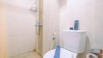 Apartment, Non Smoking, Kitchenette | Bathroom | Shower, free toiletries, towels
