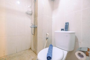 Ducha, artículos de tocador gratuitos, toallas