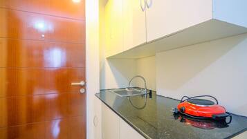 Apartment, Non Smoking, Kitchenette | Dapur kecil peribadi | Peti sejuk, dapur, mesin basuh pinggan mangkuk, cerek elektrik