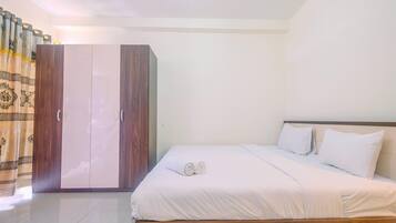 Apartment, Non Smoking, Kitchenette | 1 bedroom, iron/ironing board, free WiFi, bed sheets