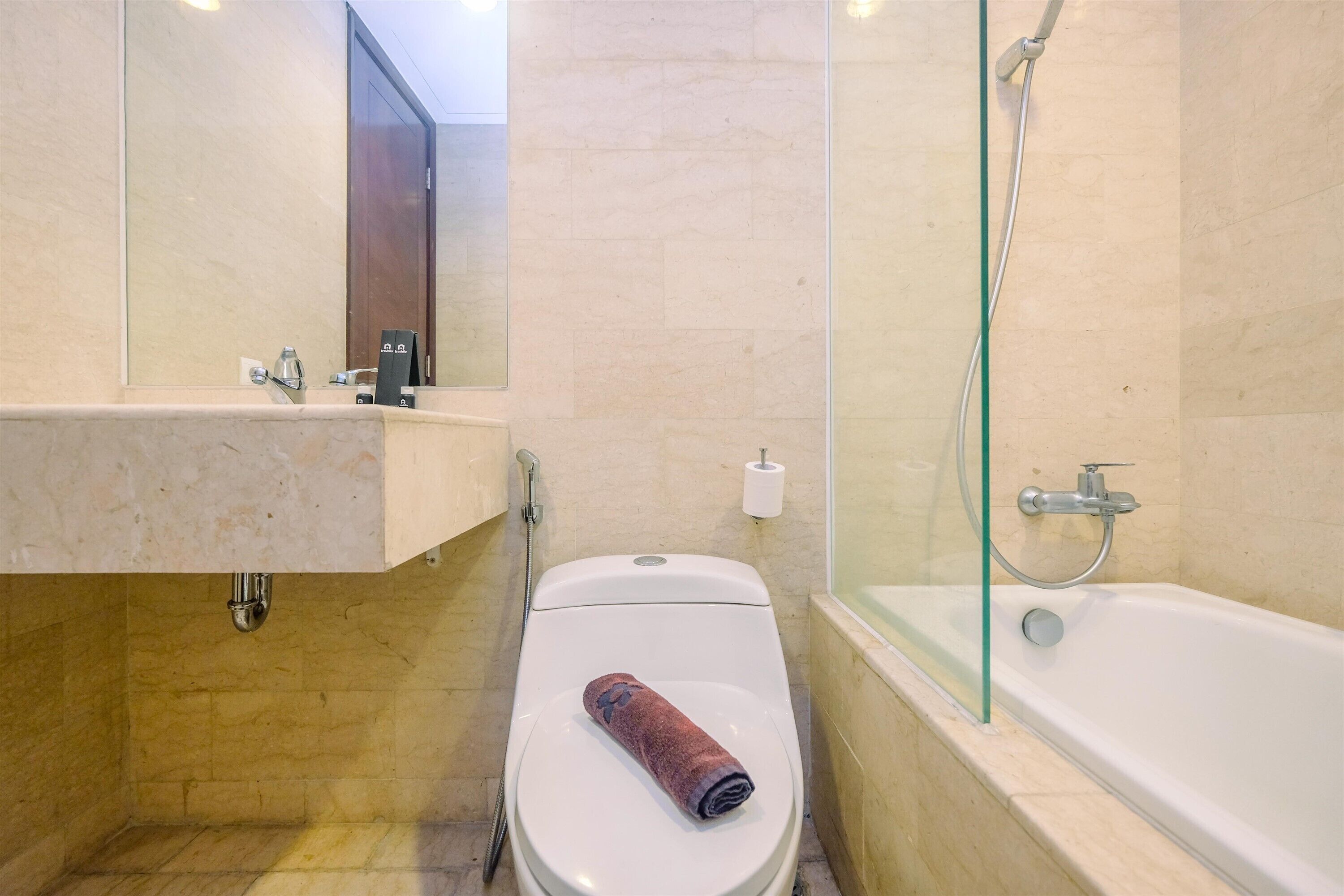 Ducha, artículos de tocador gratuitos, toallas, papel higiénico