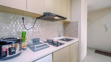 Fridge, microwave, stovetop, cookware/dishes/utensils