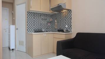 Apartment, Non Smoking, Kitchenette | Living area | Flat-screen TV