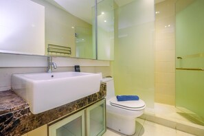 Shower, free toiletries, towels