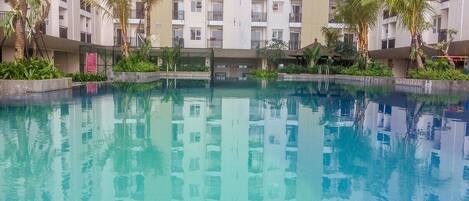Una piscina al aire libre