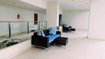 Área de estar no saguão