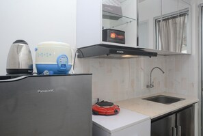 Apartment, Non Smoking, Kitchenette | Private kitchen | Fridge, stovetop, dishwasher, cookware/dishes/utensils
