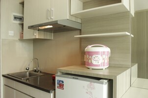 Apartment, Non Smoking, Kitchenette | Private kitchen | Fridge, stovetop, dishwasher, cookware/dishes/utensils