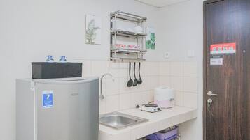 Apartment, Non Smoking, Kitchenette | Private kitchen | Fridge, stovetop, dishwasher, electric kettle