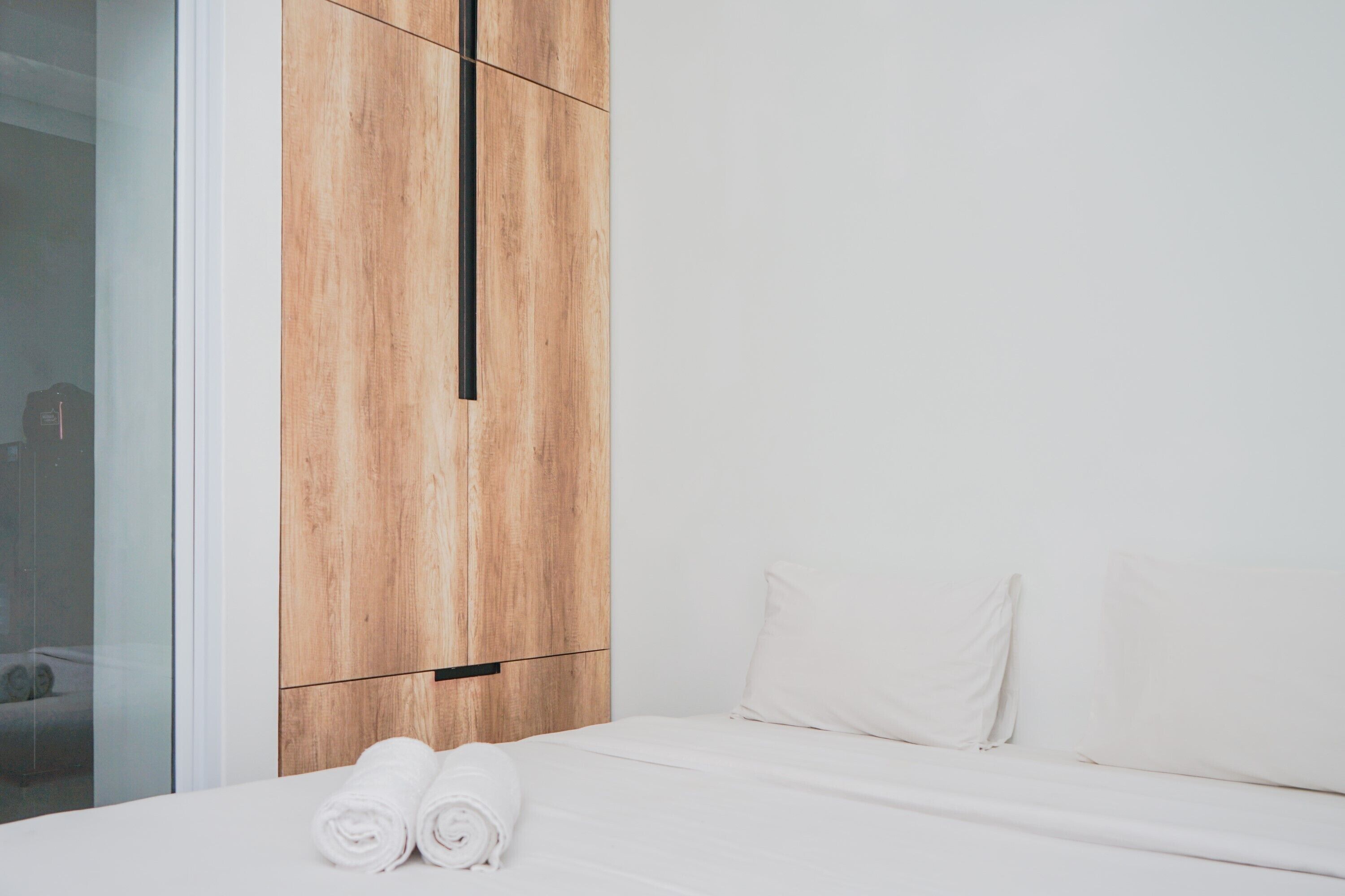 2 habitaciones, tabla de planchar con plancha y ropa de cama 