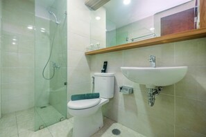Apartment, Non Smoking, Kitchenette | Bathroom | Shower, free toiletries, towels, toilet paper