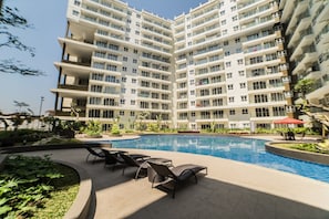 Outdoor pool - Spacious Studio Room at Gateway Pasteur Apartment near Exit Toll Pasteur (Cimahi)