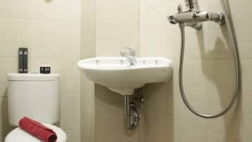 Apartment, Non Smoking, Kitchenette | Bathroom | Shower, free toiletries, towels