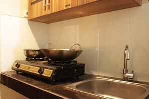 Apartment, Non Smoking, Kitchenette | Private kitchenette | Fridge, cookware/dishes/utensils - Spacious Studio Room at Gateway Pasteur Apartment near Exit Toll Pasteur (Cimahi)