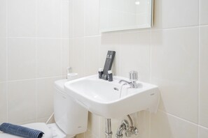 Apartment, Non Smoking, Kitchenette | Bathroom