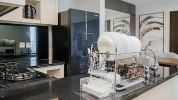 Refrigerador, microondas, placa de cocina, utensilios de cocina