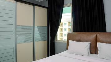 Apartment, Non Smoking, Kitchenette | 2 bedrooms, iron/ironing board, bed sheets
