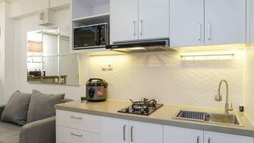 Apartment, Non Smoking, Kitchenette | Private kitchen | Fridge, microwave, stovetop, dishwasher