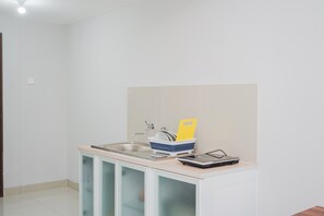 Apartment, Non Smoking, Kitchenette | Private kitchenette | Fridge, stovetop, electric kettle, cookware/dishes/utensils