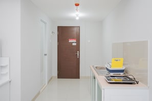 Apartment, Non Smoking, Kitchenette | Private kitchen | Fridge, stovetop, electric kettle, cookware/dishes/utensils