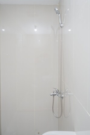 Appartement, non-fumeur, cuisinette | Douche de la salle de bain