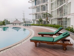 Outdoor pool - Fully Furnished Studio with Comfort Design Majestic Point Serpong Apartment (Gading Serpong)