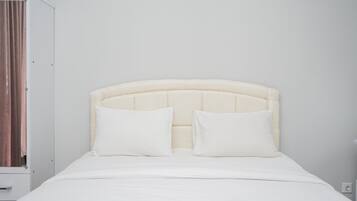 Apartment, Non Smoking, Kitchenette | 1 bedroom, iron/ironing board, free WiFi, bed sheets