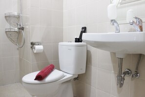 Apartment, Non Smoking, Kitchenette | Bathroom | Shower, free toiletries, towels