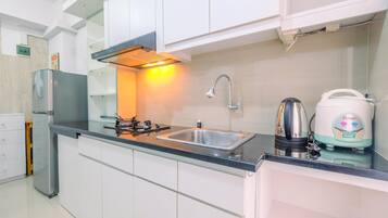 Apartment, Non Smoking, Kitchenette | Private kitchen | Fridge, stovetop, dishwasher, cookware/dishes/utensils