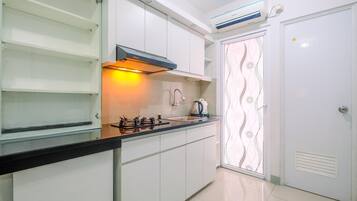 Apartment, Non Smoking, Kitchenette | Private kitchen | Fridge, stovetop, dishwasher, cookware/dishes/utensils