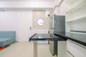 Refrigerador, placa de cocina, lavavajillas, utensilios de cocina