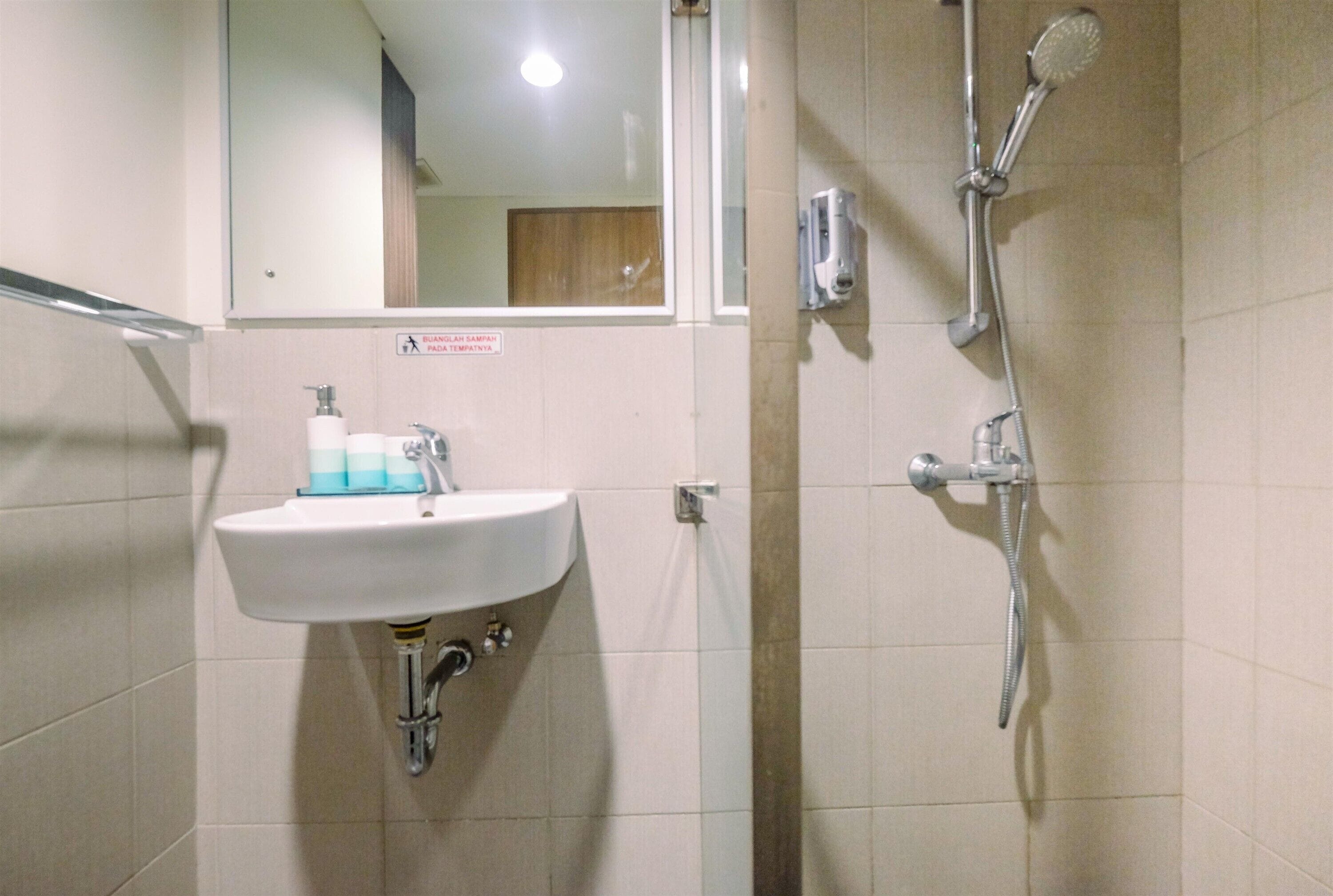 Apartment, Non Smoking, Kitchenette | Bathroom | Shower, free toiletries, towels, toilet paper