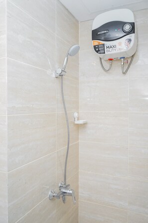 Apartamento, no fumadores, cocina básica | Baño | Ducha, artículos de higiene personal gratuitos y toallas