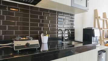 Apartemen, Bebas Asap Rokok, dapur kecil | Dapur kecil pribadi | Lemari es, kompor, ketel listrik, dan peralatan masak/sendok-piring