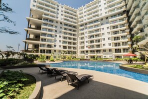 Outdoor pool - Spacious 2BR Apartment Gateway Pasteur near Exit Toll 23 (Cimahi)