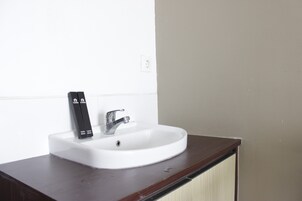 Shower, free toiletries, towels