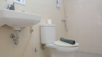 Apartment, Non Smoking, Kitchenette | Bathroom | Shower, free toiletries, towels