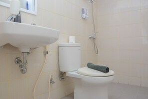 Appartement, niet-roken, kitchenette | Badkamer | Een douche, gratis toiletartikelen, handdoeken