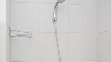 Apartamento, no fumadores, cocina básica | Baño | Ducha, artículos de higiene personal gratuitos y toallas